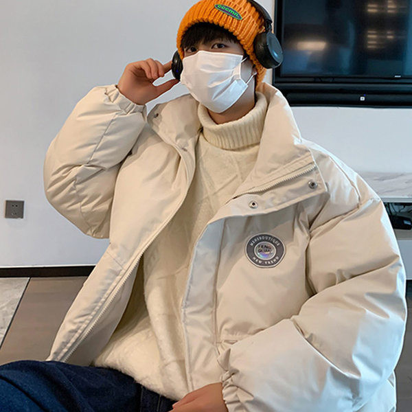 Téli férfi kabát emblémával és magas gallérral