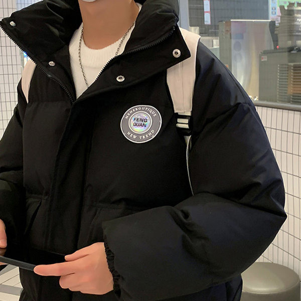 Téli férfi kabát emblémával és magas gallérral