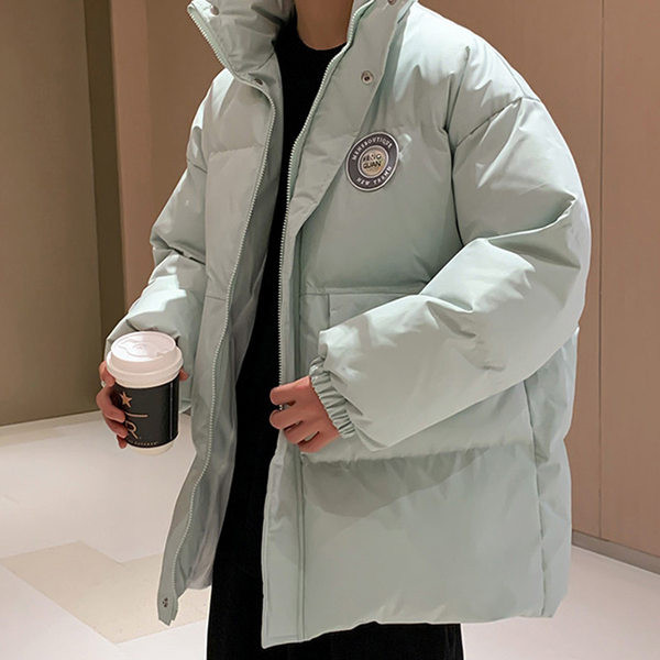 Téli férfi kabát emblémával és magas gallérral