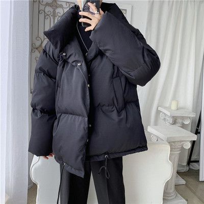 Férfi széles kabát magas gallérral és gombokkal