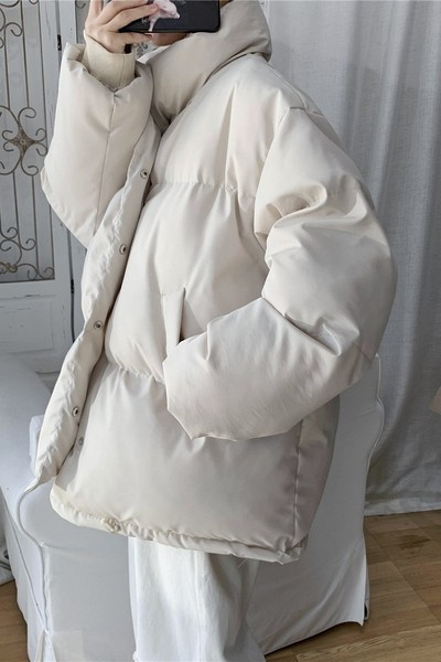 Férfi széles kabát magas gallérral és gombokkal