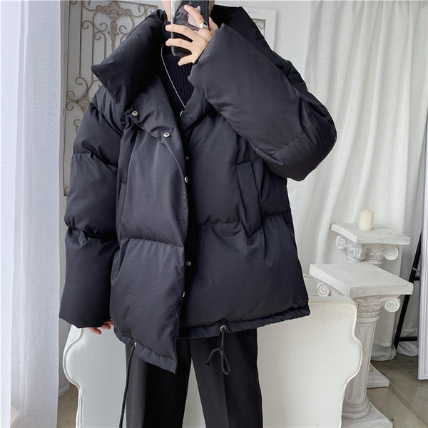 Férfi széles kabát magas gallérral és gombokkal