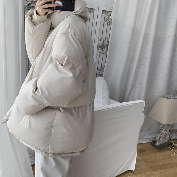 Férfi széles kabát magas gallérral és gombokkal