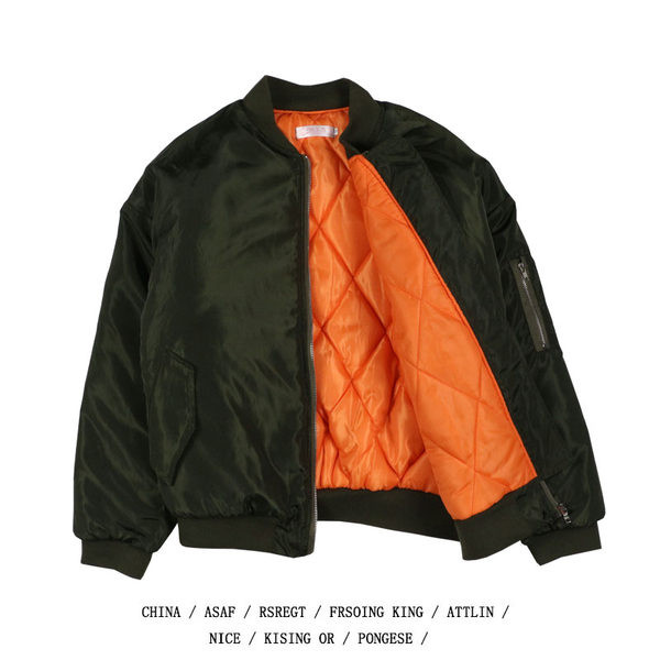 Tavaszi-őszi kabát, hátulján hímzett felirattal