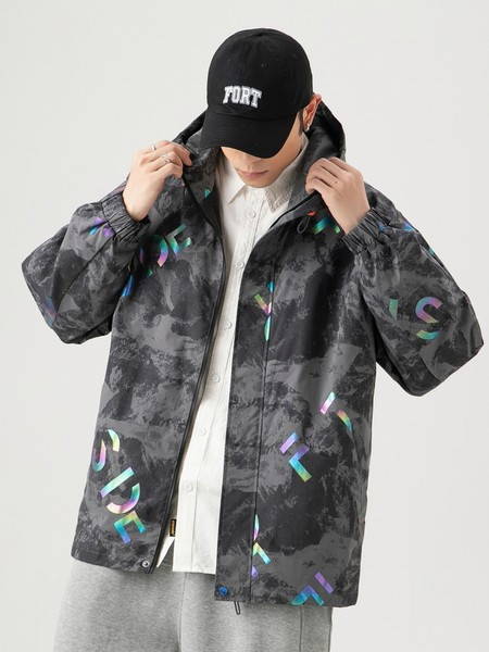 Terepszínű férfi tavaszi kabát kapucnival és felirattal