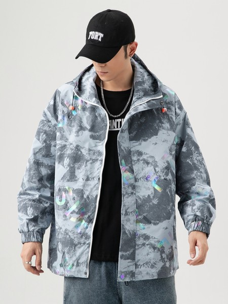 Terepszínű férfi tavaszi kabát kapucnival és felirattal