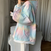 Férfi tavaszi kabát kapucnival és zsebekkel