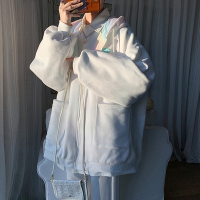 Férfi tavaszi kabát kapucnival és zsebekkel