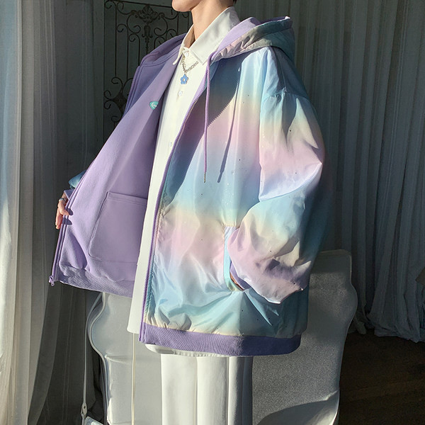 Férfi tavaszi kabát kapucnival és zsebekkel