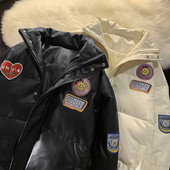 Férfi téli kabát gombokkal és hímzéssel