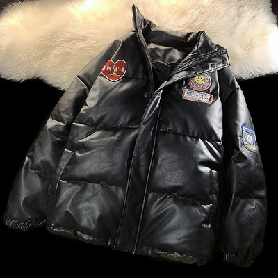 Férfi téli kabát gombokkal és hímzéssel