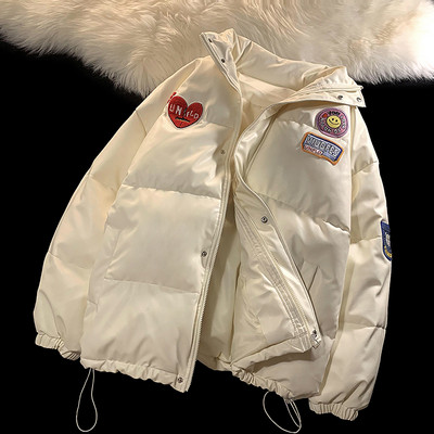 Férfi téli kabát gombokkal és hímzéssel