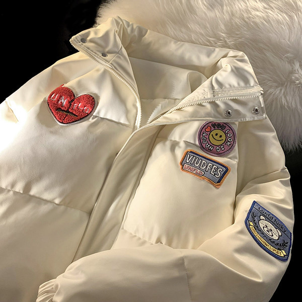 Férfi téli kabát gombokkal és hímzéssel