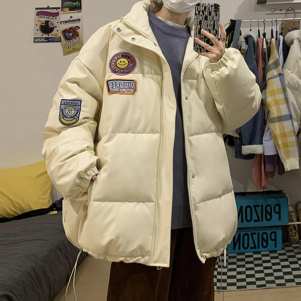 Férfi téli kabát gombokkal és hímzéssel