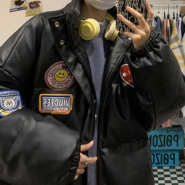 Férfi téli kabát gombokkal és hímzéssel