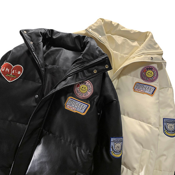 Férfi téli kabát gombokkal és hímzéssel