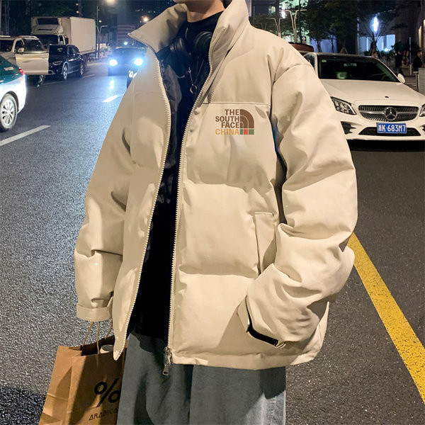 Bő férfi kabát magas gallérral és rátéttel