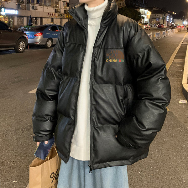 Bő férfi kabát magas gallérral és rátéttel