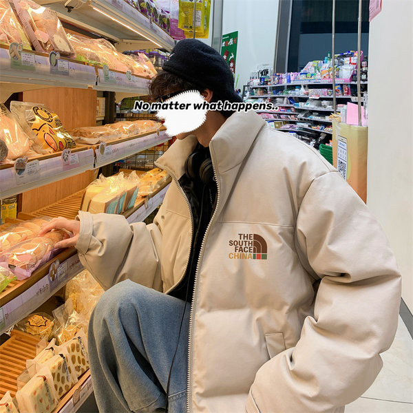 Bő férfi kabát magas gallérral és rátéttel