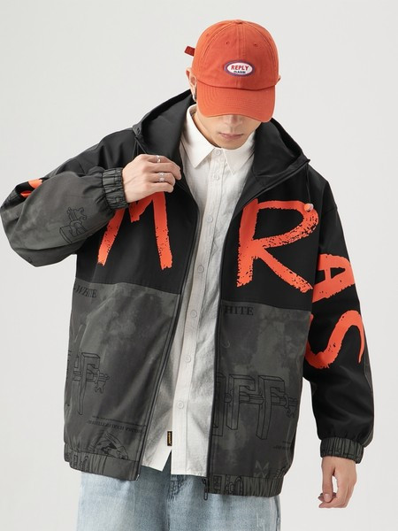 Modern férfi kabát kapucnival és mintával