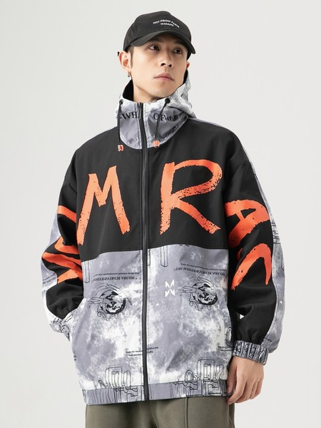 Modern férfi kabát kapucnival és mintával