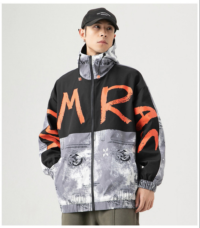 Modern férfi kabát kapucnival és mintával