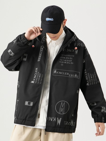 Vékony férfi kabát kapucnival és feliratokkal