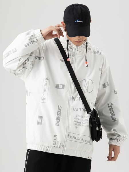 Vékony férfi kabát kapucnival és feliratokkal