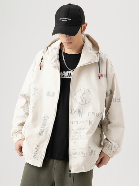 Vékony férfi kabát kapucnival és feliratokkal