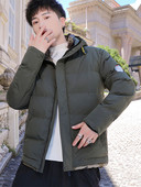 Férfi kabát kapucnival és gombokkal