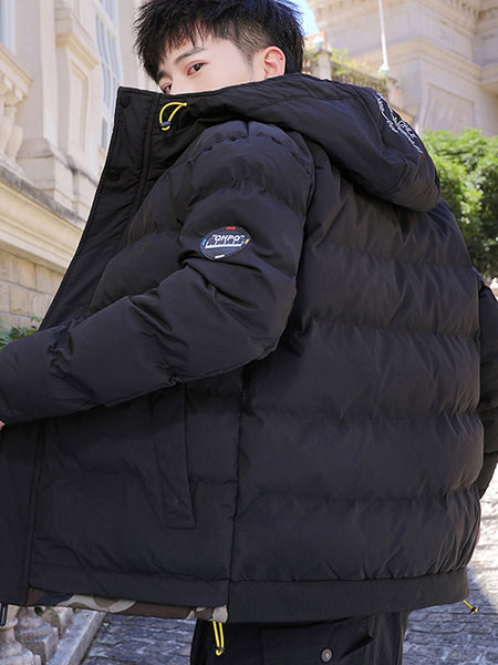 Férfi kabát kapucnival és gombokkal