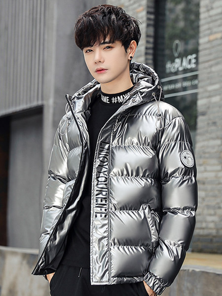 Moodne meeste jakk embleemi ja kapuutsiga