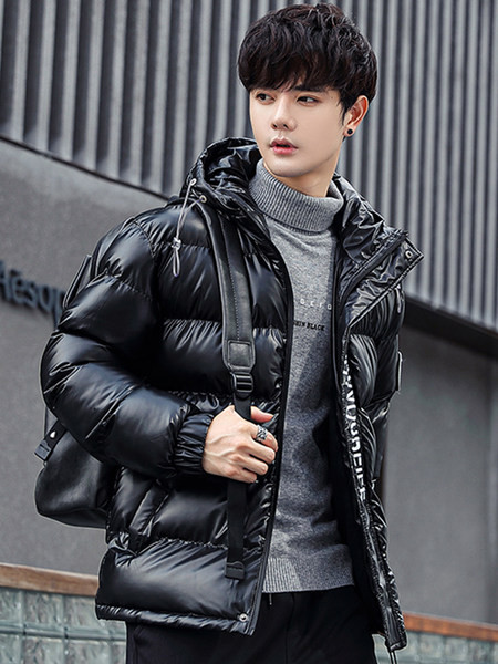 Moodne meeste jakk embleemi ja kapuutsiga