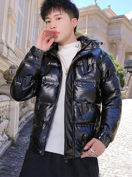 Férfi modern rövid kabát kapucnival és nyakkendővel