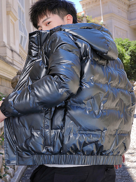 Férfi modern rövid kabát kapucnival és nyakkendővel