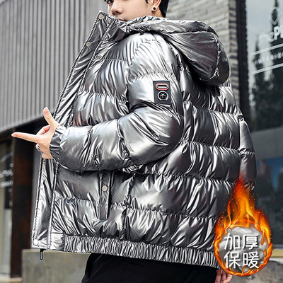 Modern férfi kabát kapucnival és zsebekkel