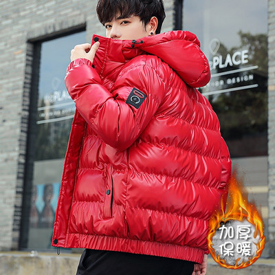 Modern férfi kabát kapucnival és zsebekkel