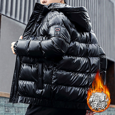 Modern férfi kabát kapucnival és zsebekkel