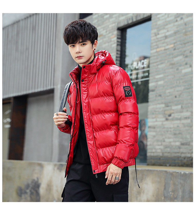 Modern férfi kabát kapucnival és zsebekkel