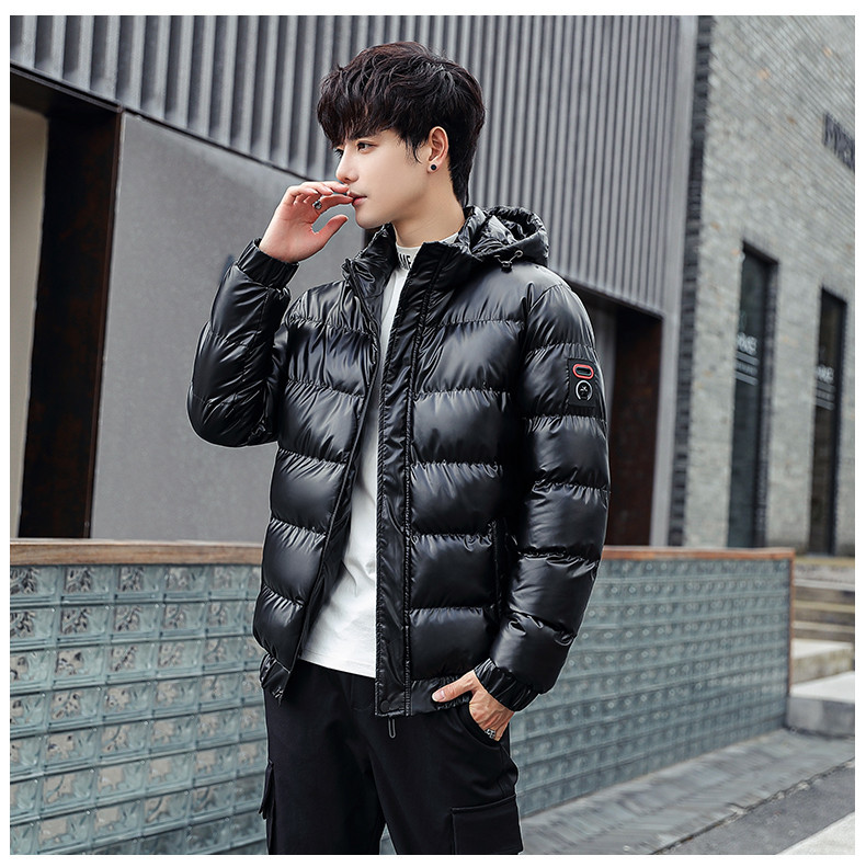 Modern férfi kabát kapucnival és zsebekkel