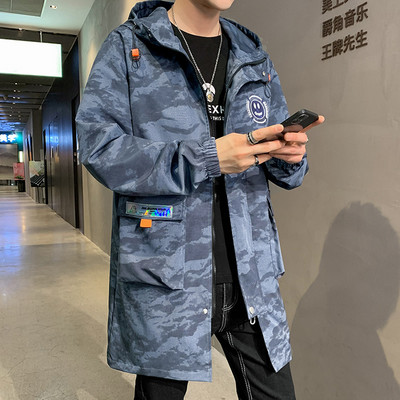 Hosszú férfi terepszínű kabát kapucnival