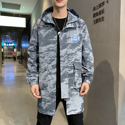 Hosszú férfi terepszínű kabát kapucnival