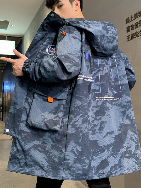 Hosszú férfi terepszínű kabát kapucnival