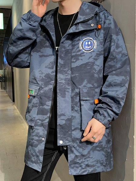 Hosszú férfi terepszínű kabát kapucnival