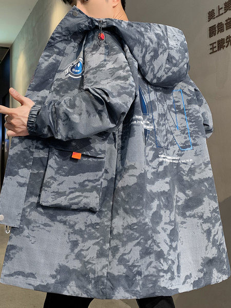 Hosszú férfi terepszínű kabát kapucnival