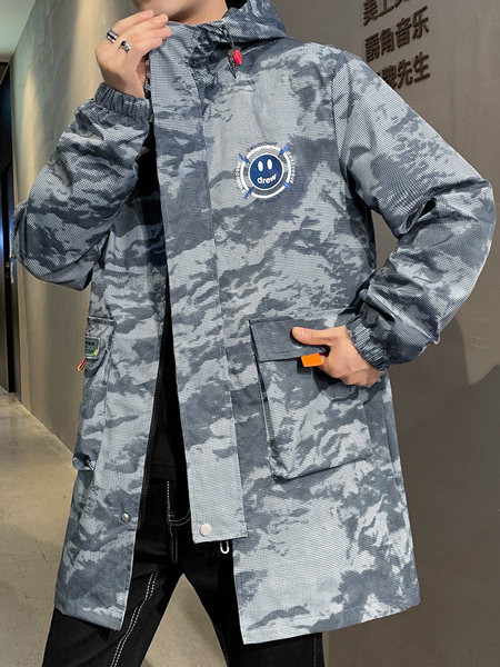 Hosszú férfi terepszínű kabát kapucnival