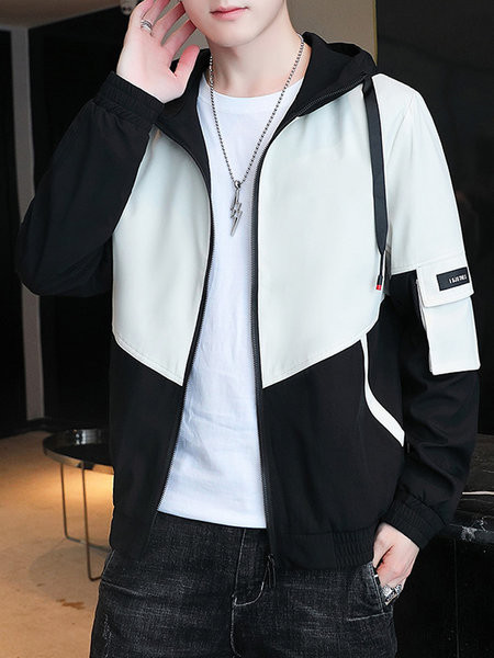 Napi férfi tavaszi kabát kapucnival és felirattal