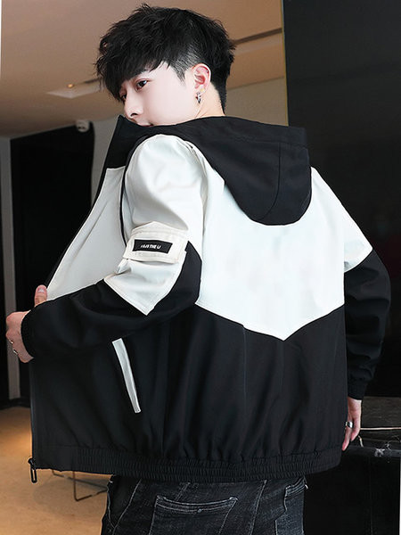 Napi férfi tavaszi kabát kapucnival és felirattal