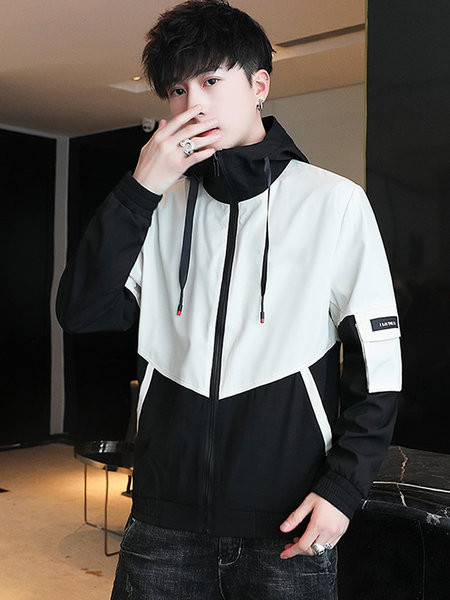 Napi férfi tavaszi kabát kapucnival és felirattal