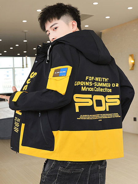 Aktuális férfi kabát nyakkendővel és mintával